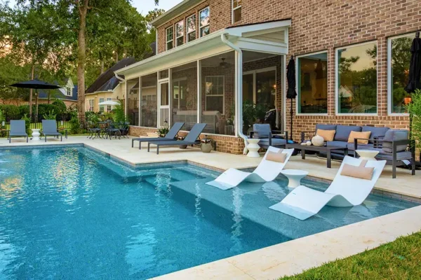 A picture of a gunite pool with in-pool seating